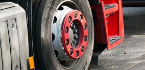 Kfz-Haftpflicht: Wenn Reifenteile auf der Fahrbahn einen Unfall bewirken