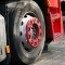 Kfz-Haftpflicht: Wenn Reifenteile auf der Fahrbahn einen Unfall bewirken