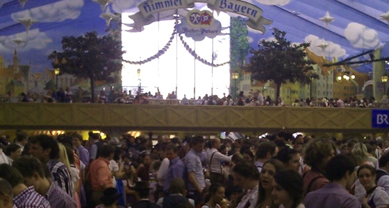 Dirndl, Krücke, Oktoberfest