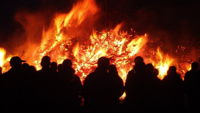 Osterfeuer erfreuen sich großer Beliebtheit - aber die Brandgefahr ist hoch.