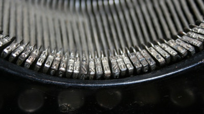 Eine alte Schreibmaschine. Am 23. April wird der Welttag des Buches begangen.