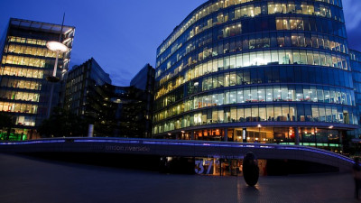 Beleuchtetes Gebäude bei Nacht. Hausbesitzer müssen zukünftig Mieter transparenter über den Energieverbrauch einer Wohnung informieren.