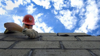 Wenn der Sturm wütete, sind oft am Haus teure Reparaturarbeiten nötig.