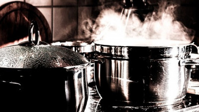 Weil ein Mann nicht ehrlich angab, dass der Kochtopf aufgrund seiner Unachtsamkeit überkochte, verlor er seinen Versicherungsschutz.