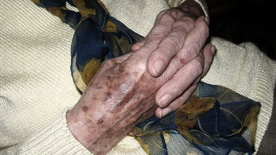 Pflegebedürftige und ihre Angehörigen sollen von Leistungsverbesserungen profitieren.