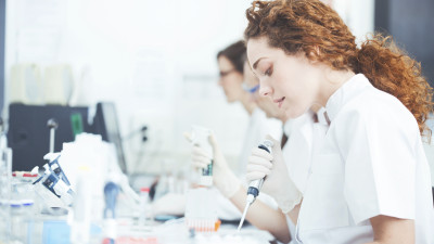 Mediziner testen Arznei. Ein Privatpatient muss prüfen, ob die Rechnung stimmt