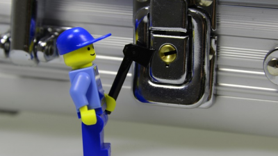 Wer wohnt im Koffer? Ein verdächtiges Lego-Männchen macht sich am Schloss zu schaffen (Symbolfoto).