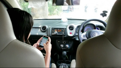 Bei Fahrt Hände weg von Navi!