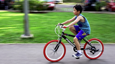 Junge auf Fahrrad (Symbolbild). Auch Kinder können für grob verkehrswidriges Verhalten zur Rechenschaft gezogen werden.