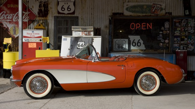 Mit offenem Verdeck ist Parken erlaubt, aber nur kurz und an vermeintlich sicheren Orten: Cabrio beim Tanken.