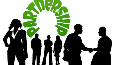 Von einer Gruppenunfallversicherung können sowohl Arbeitgeber als auch Arbeitnehmer profitieren.