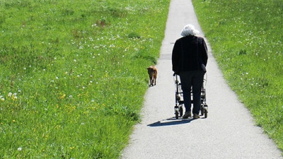 Frau mit Rollator (Symbolfoto).