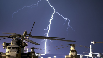 Beeindruckendes Naturschauspiel, das teure Schäden verursacht: Blitz am Nachthimmel (Symbolfoto)