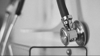 Stethoskop an der Wand (Symbolbild).