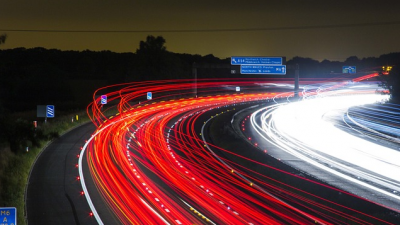 Gut, wenn nichts passiert: Eine nächtliche Autobahn (Symbolbild).