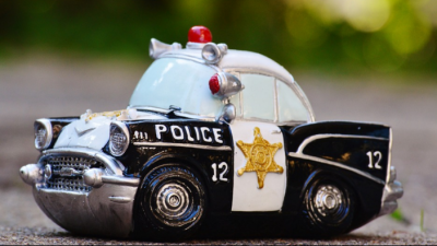 Wird ein Einsatzfahrzeug in einen Unfall verwickelt, können die Beamten eine Teilschuld haben (Symbolfoto).