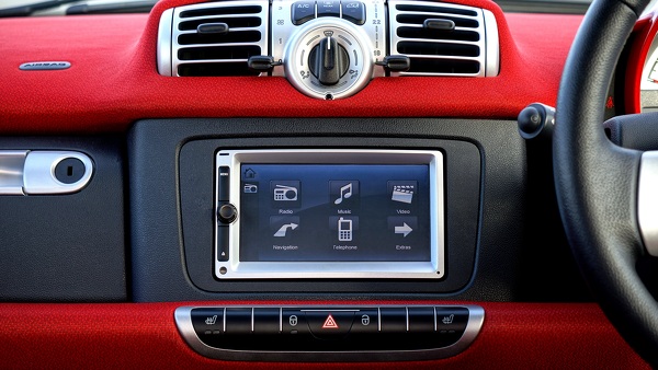 Touchscreens können Autofahrer ablenken. Was eine Allianz-Studie zeigt, wie sich Risiken vermeiden lassen und welche Versicherung bei Unfällen zahlt.